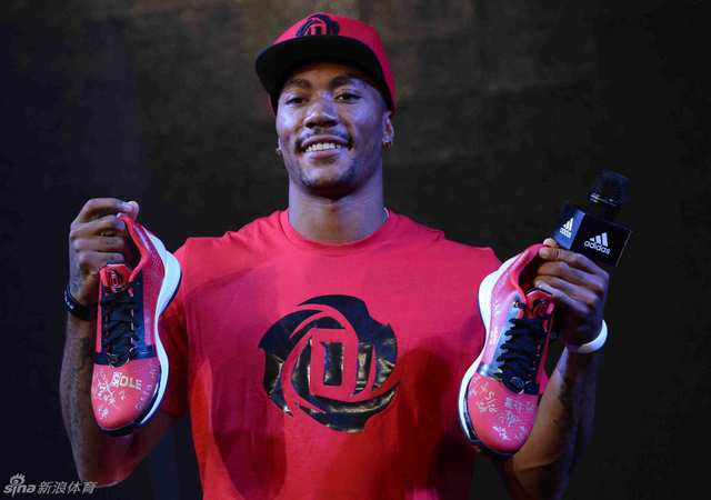 球鞋上写满签名