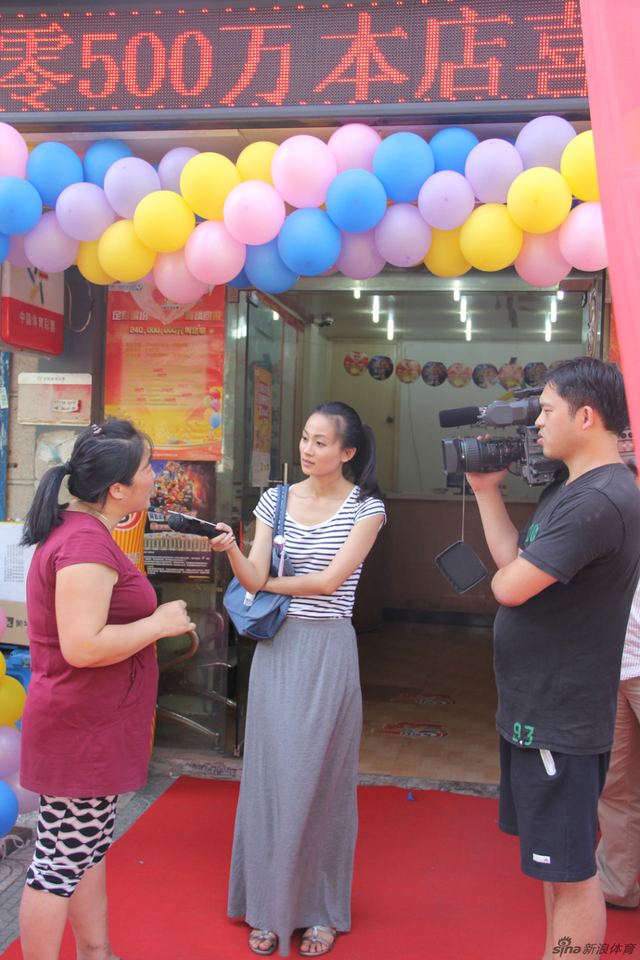 记者火速进行采访