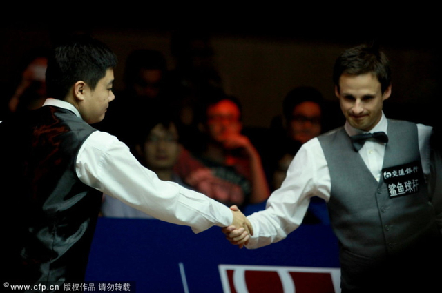 丁俊晖握手吉尔伯特