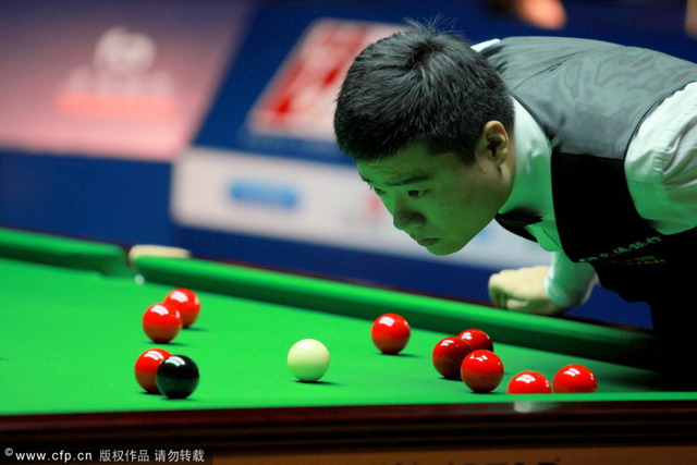 丁俊晖仔细观察