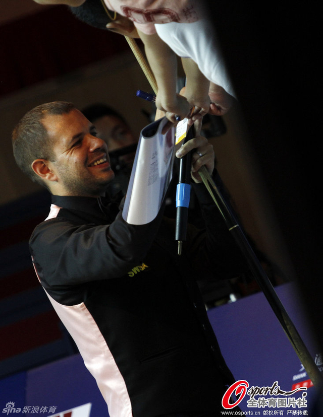 霍金斯为球迷签名