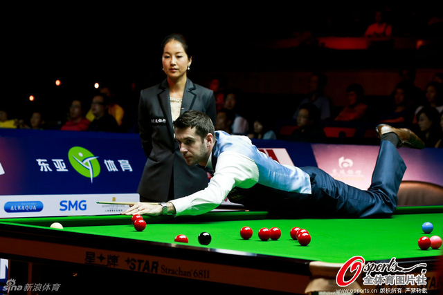 塞尔比趴在球桌上