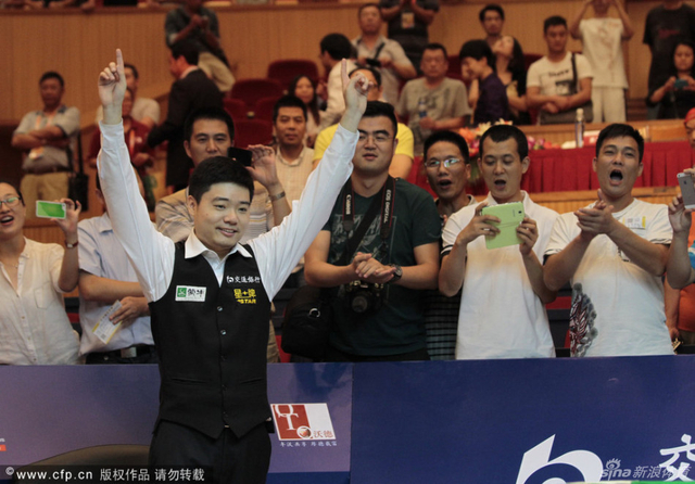 丁俊晖高举双臂