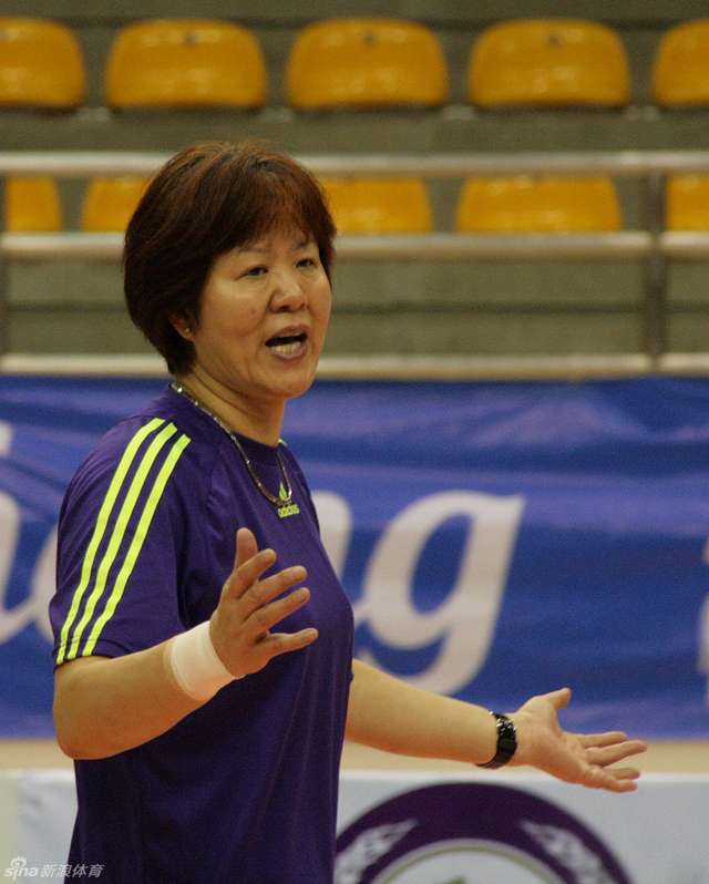 郎指导讲解战术