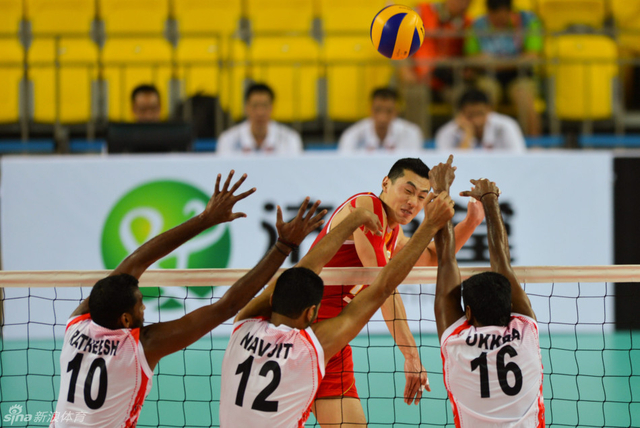 仲为君跳起扣球