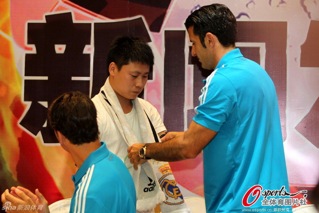 给无臂卡卡送皇马围巾