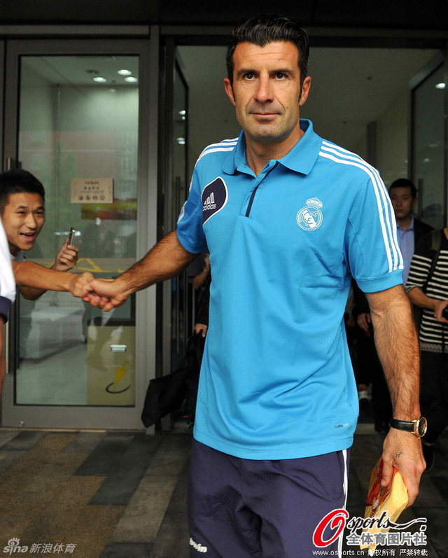 遭粉丝强拽握手