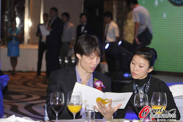 庞清佟健出席晚宴