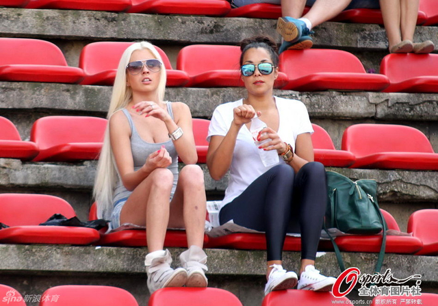 看台上的国外美女