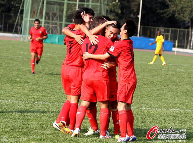 北理工球员庆祝进球