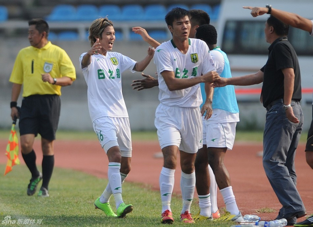 智诚队员庆祝进球