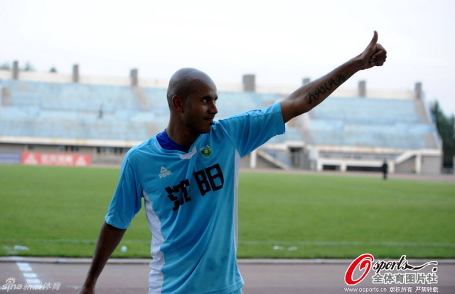 何塞竖起大拇指