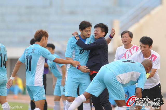 佐兰拥抱李金羽