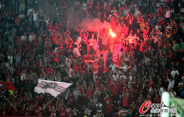 建业球迷烟火庆祝