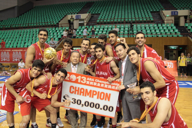 程万琦为伊朗队颁奖