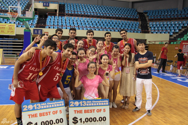 伊朗队员和啦啦队合影