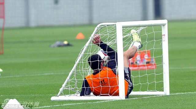 苏亚雷斯滚进球门