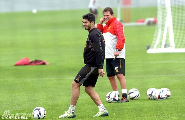 苏亚雷斯面带笑容