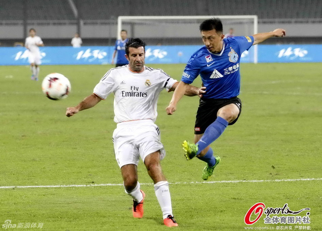 菲戈与刘越拼抢