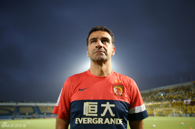 恒大助教神情严肃