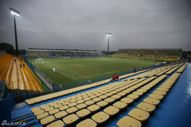 已有球迷进入球场落座