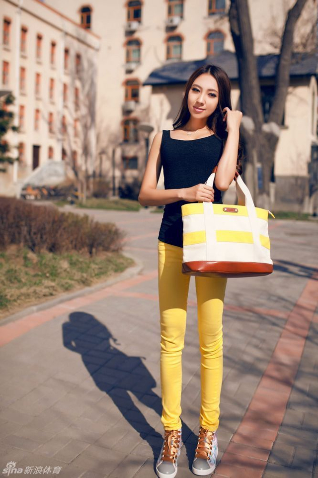 紧身仔裤趁美腿