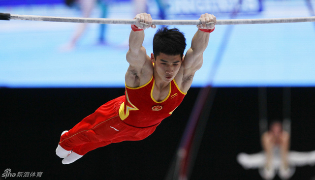 周施雄在单杠比赛中