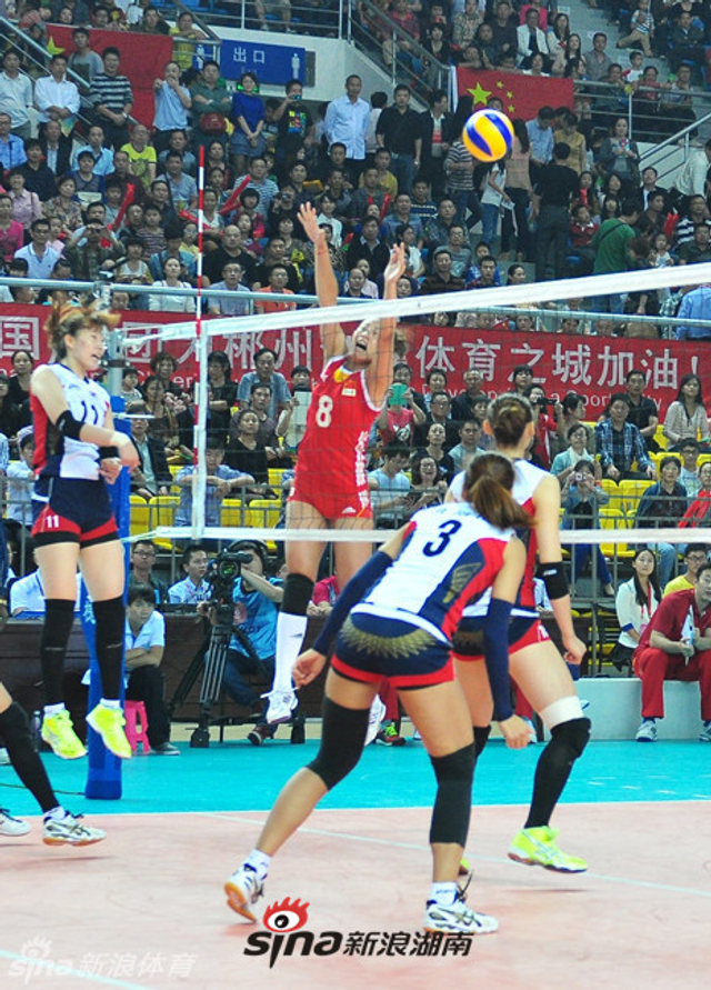 女排轻松获胜