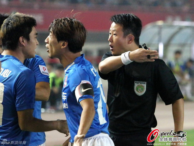 裁判与力帆队员发生争吵