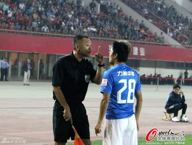 范培培与边裁发生争执