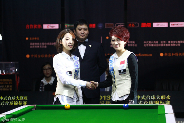 车侑蓝与韩雨握手