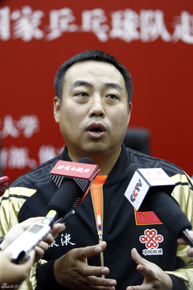 刘国梁接受媒体采访