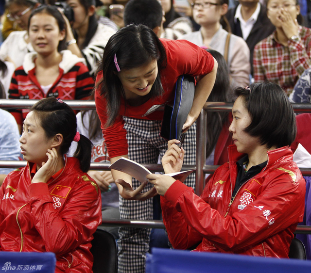 李晓霞为球迷签名