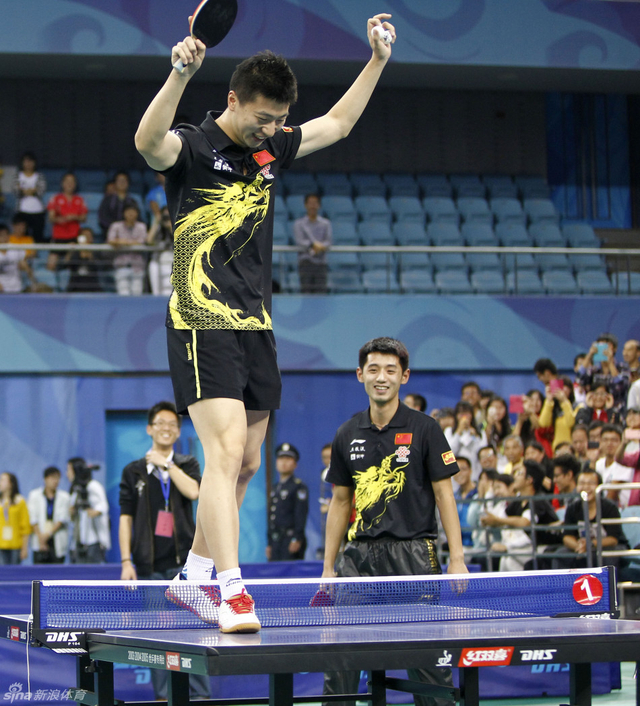 马龙站到了球台上