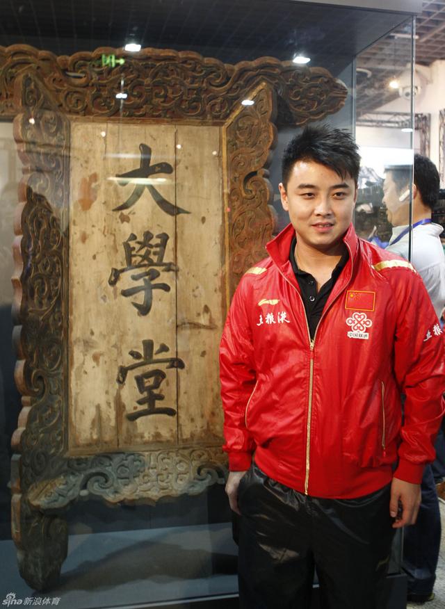 王皓在北京大学校史展厅留影