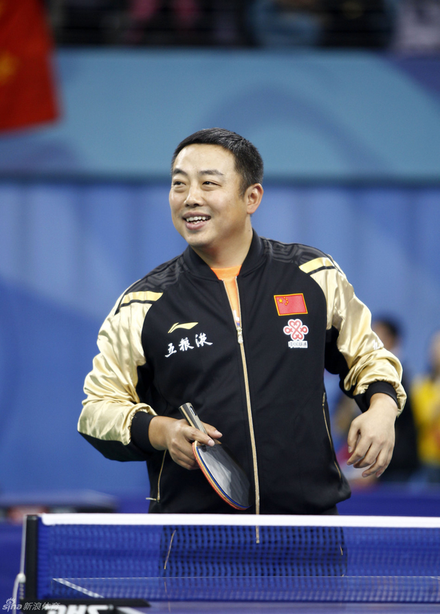 刘国梁“重回”球场展示球技