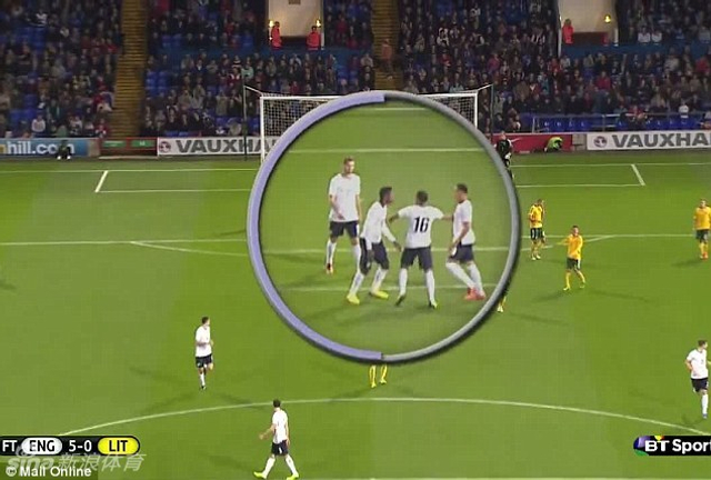 雷蒙德过来劝架