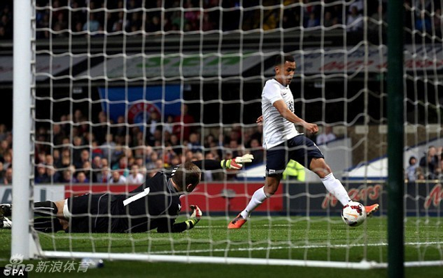 莫里森晃过门将攻入第二个进球