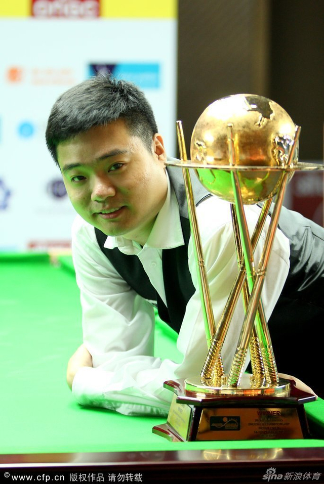 丁俊晖与奖杯合影