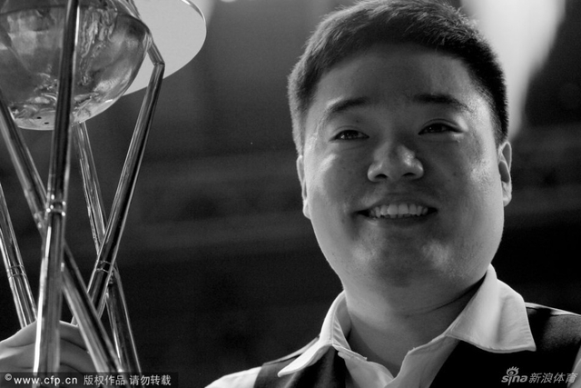 黑白影像记录小丁夺冠时刻