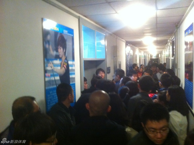 贵宾室外挤满球迷