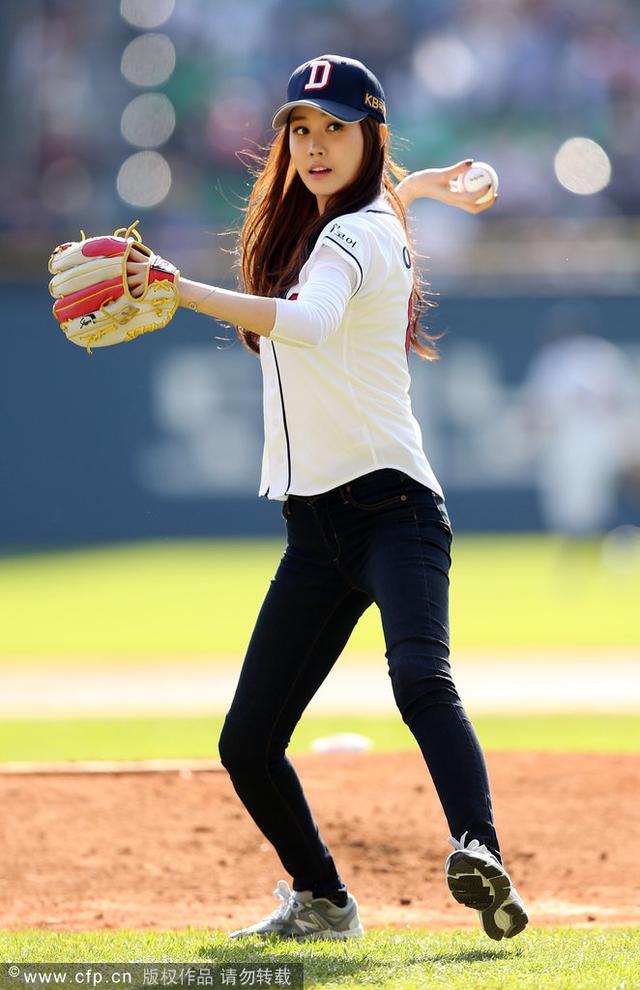 女星李多海为韩国职棒开球 新浪图片