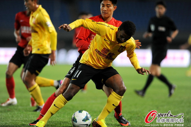 穆里奇背身护球