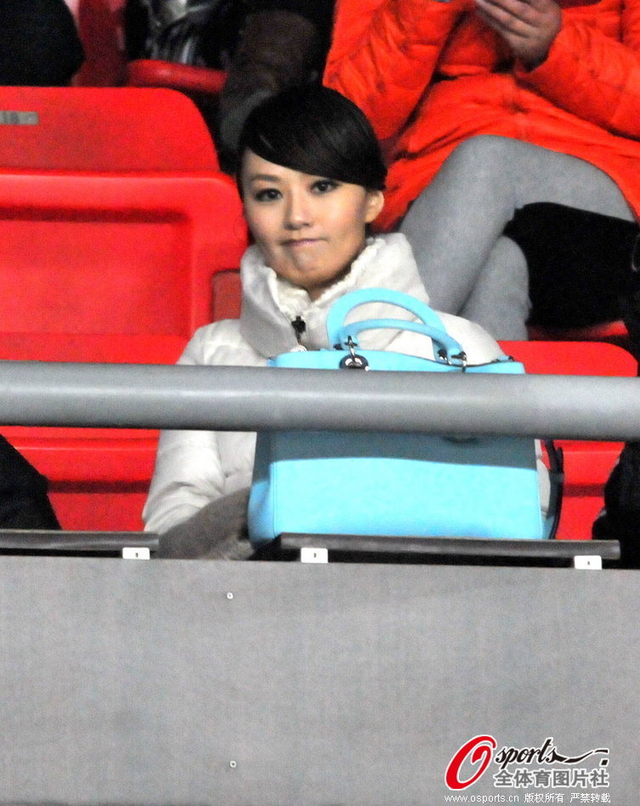 张鹭女友现身看台
