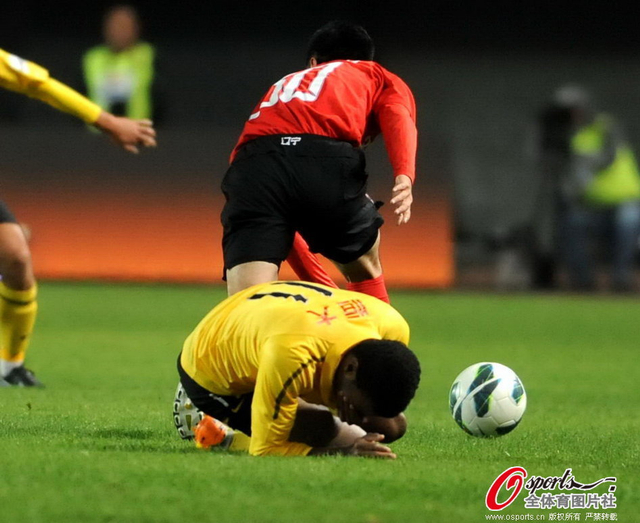 穆里奇痛苦倒地