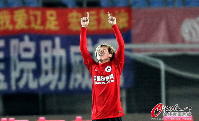 金泰延双手指天