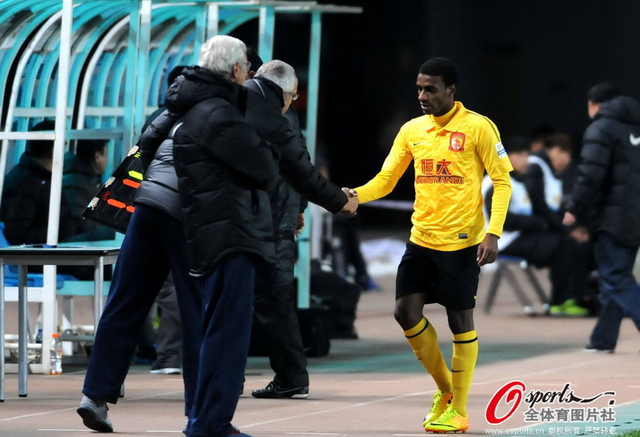 被换下与里皮握手