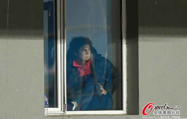 埃尔克森透过小窗观战