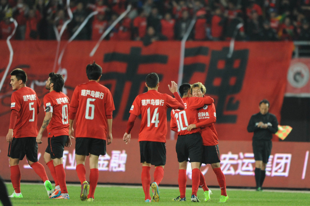 辽宁队拥抱庆祝