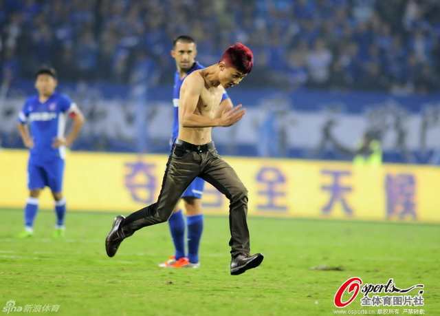中超赛场惊现裸奔球迷
